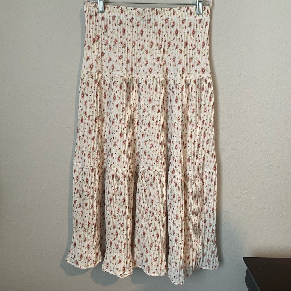 Elegant Floral Maxi pleated Skirt in Cream and pink Floral pattern